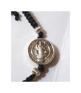 Pulsera medalla San Benito, con cordón negro ajustable